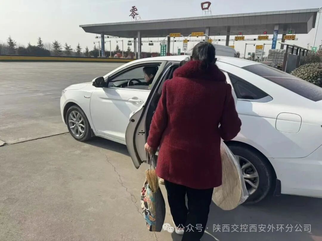 暖心救助/零口收费站护送迷途老人平安归家 暖心救助/零口收费站护送迷途老人平安归家